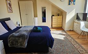 Homely Double Bed, Tv, Wi-Fi And Garden